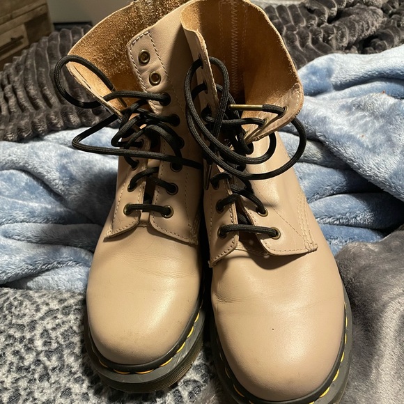 Cream Dr. Martens - Picture 2 of 4